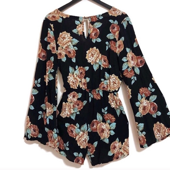 NWT Beautiful Floral Print Bell Sleeve Romper - Picture 2 of 4